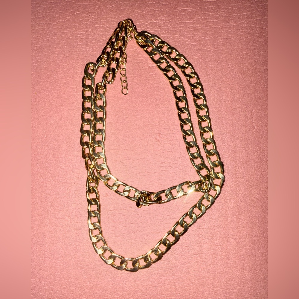 Like new Gold Cuban link Chain Necklace
